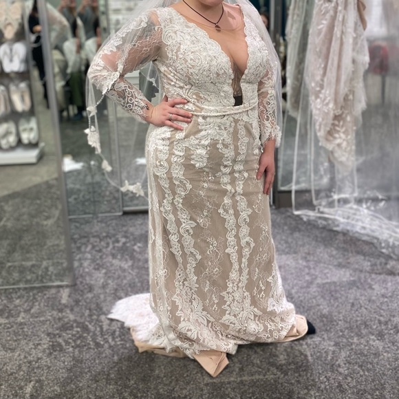 Lace Sheath Silhouette Wedding Gown - Picture 3 of 4